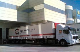 Transportes Jacinto del Pozo S.A. camión en fachada de empresa